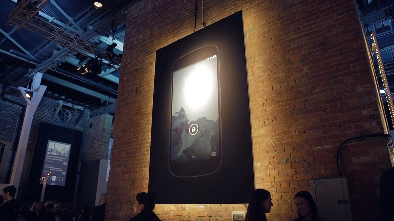 Yotaphone 2   First Impressions  amp  Hands On