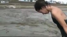 Çamura balıklama atlayan (beyinsiz) Japon kizlar _)) .. Japanese girls jumping in the mud dive _))