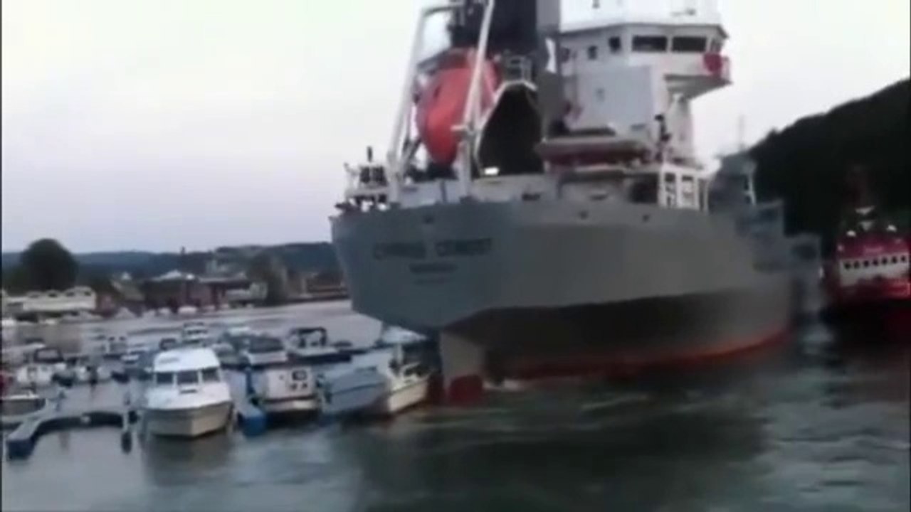 Il fracasse tous les petits bateaux avec son gros navire