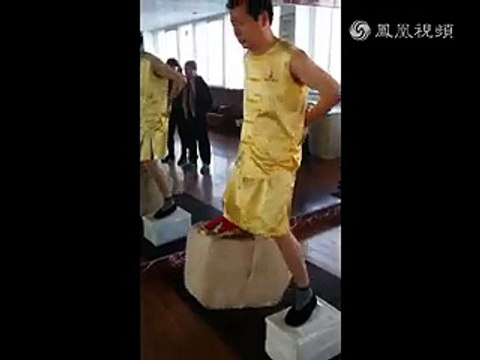 Cet homme soulève 80 kilos de briques avec ses testicules.