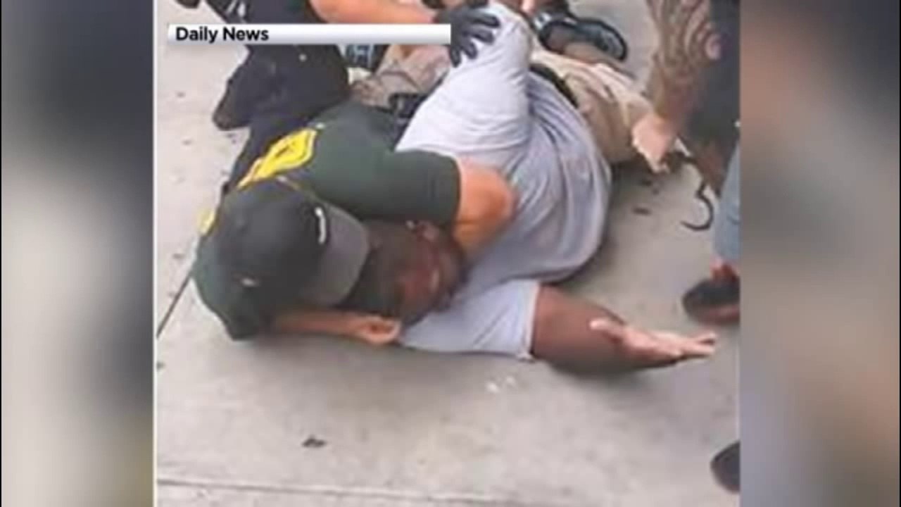 Un homme noir tué par la police à NY, étranglé par les officiers de la NYPD en pleine rue