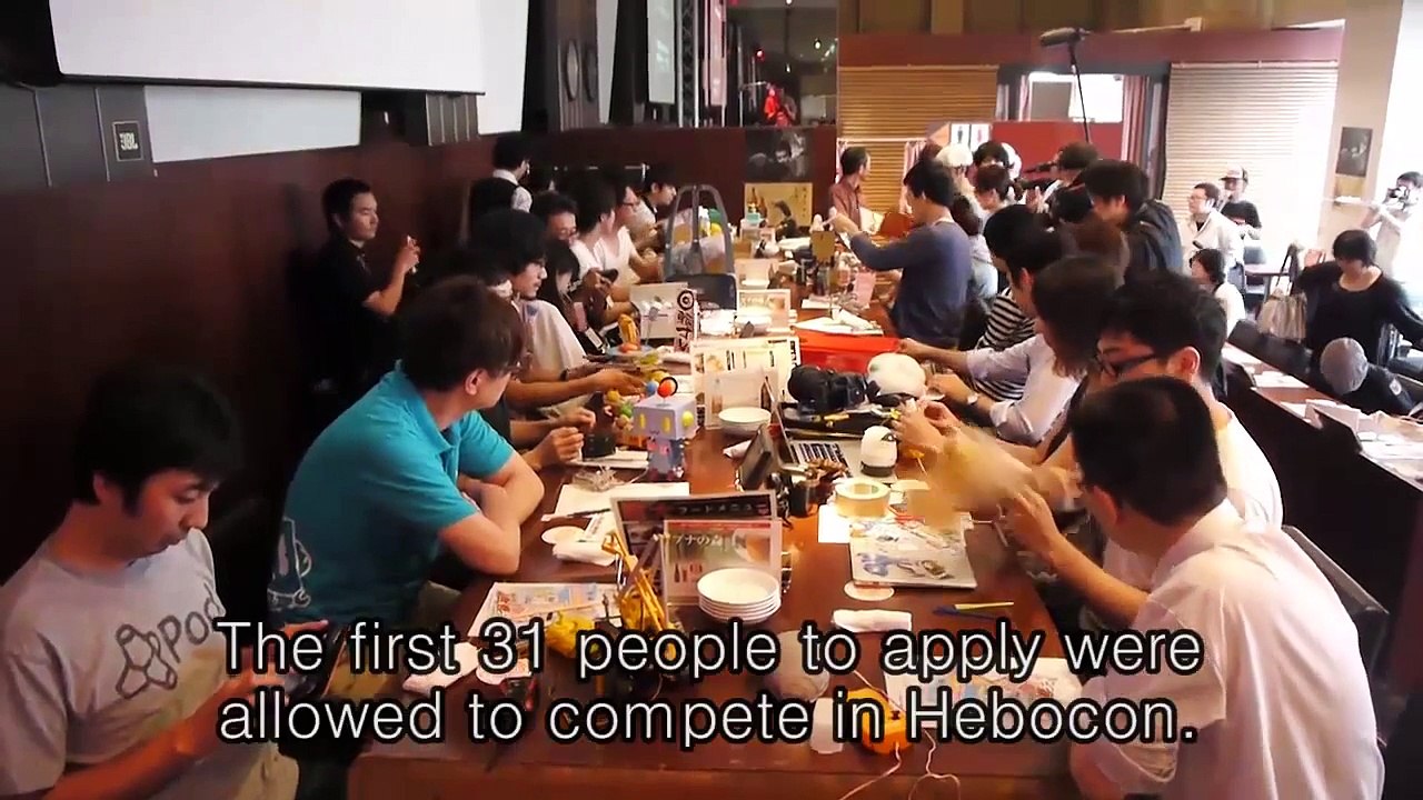 Des robots débiles et ridicules se battent dans un concours pour les Dummies!