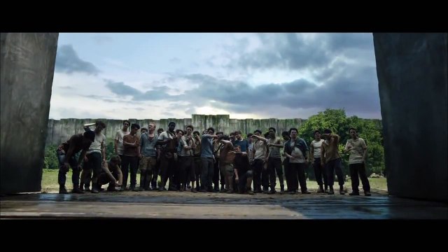 _Run Through the closing doors_ THE MAZE RUNNER Movie Clip