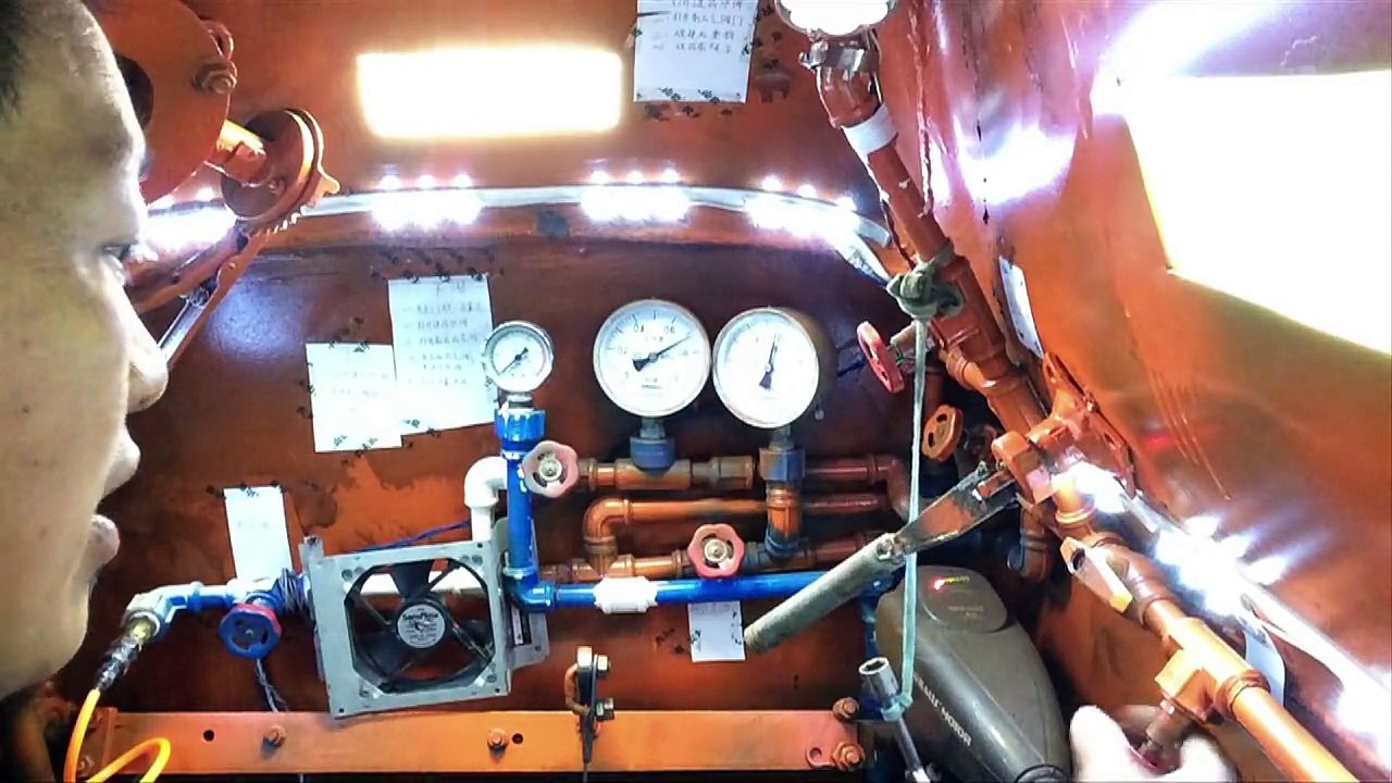 Bauer taucht ab - mit selbstgebautem U-Boot