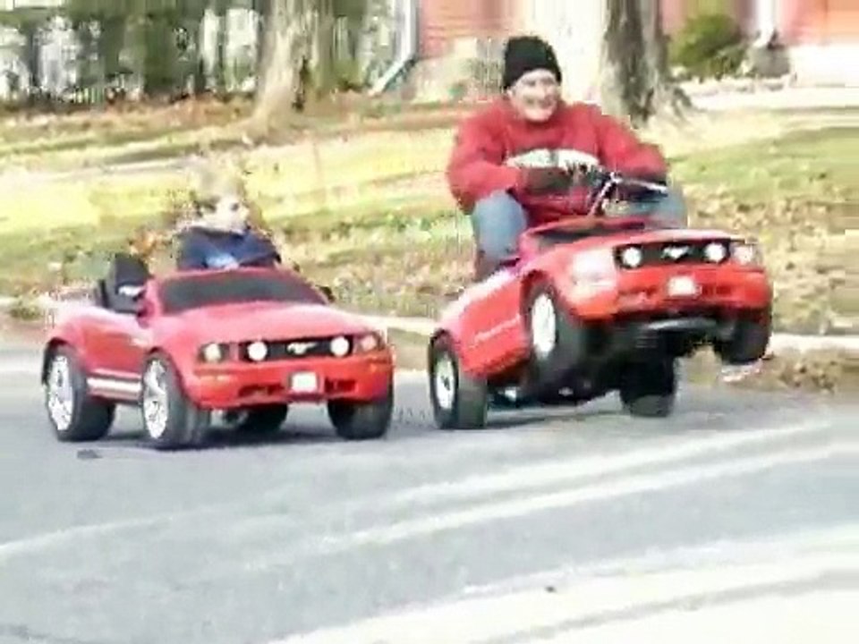Papa tricheur fait une course de voitures avec son fils
