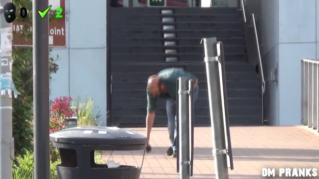 Social Experiment Dropping The Wallet in Public