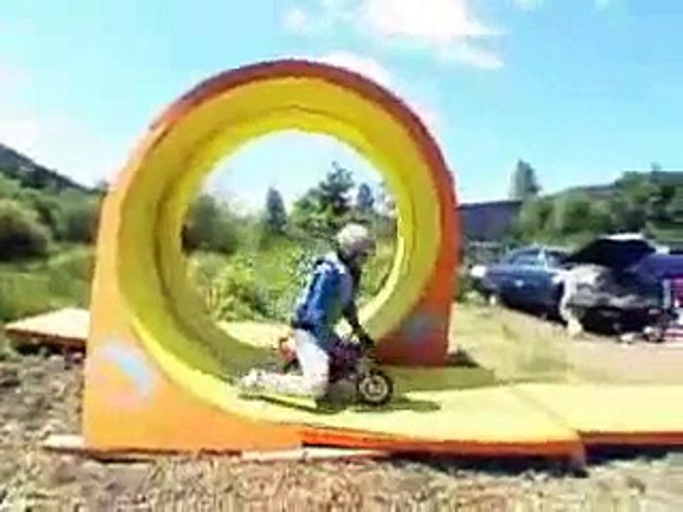 Un cascadeur sur une minimoto