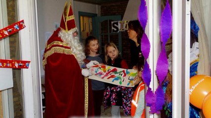 Sinterklaashuis SKS Alles Kids 2 - Aanbieden cheque War Child / Spijkenisse 2014