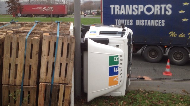 Un poids-lourd couché contre un poteau
