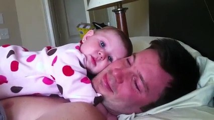 Bé ngoan ngoãn ngủ theo hiệu lệnh của bố