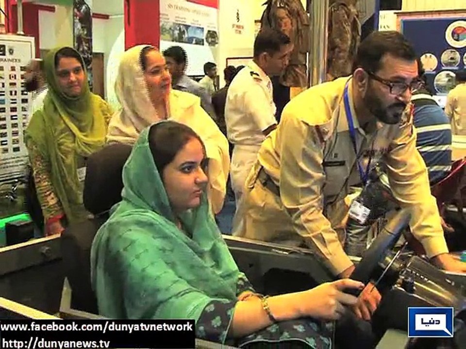 Dunya News - Woman scared of guns visits Ideas 2014, pretends to shoot
