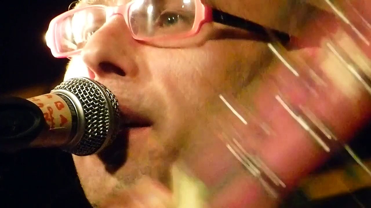 CEDRIC GERVY : "Le jour du chien" (Cabaret aux Chansons, Bruxelles, 2013)