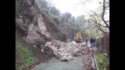 Tarihi Kaleden Düşen Taşlar Korkuttu