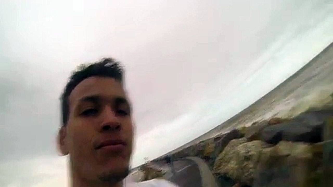 Une femme emportée par la mer à Canet en Roussillon est filmée par son sauveteur.