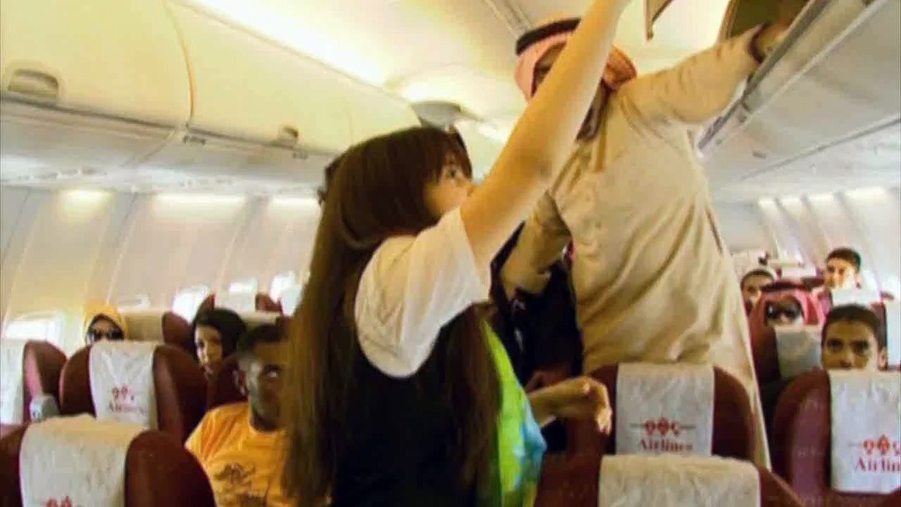 حسن عسيري معجب بمضيفة طيران