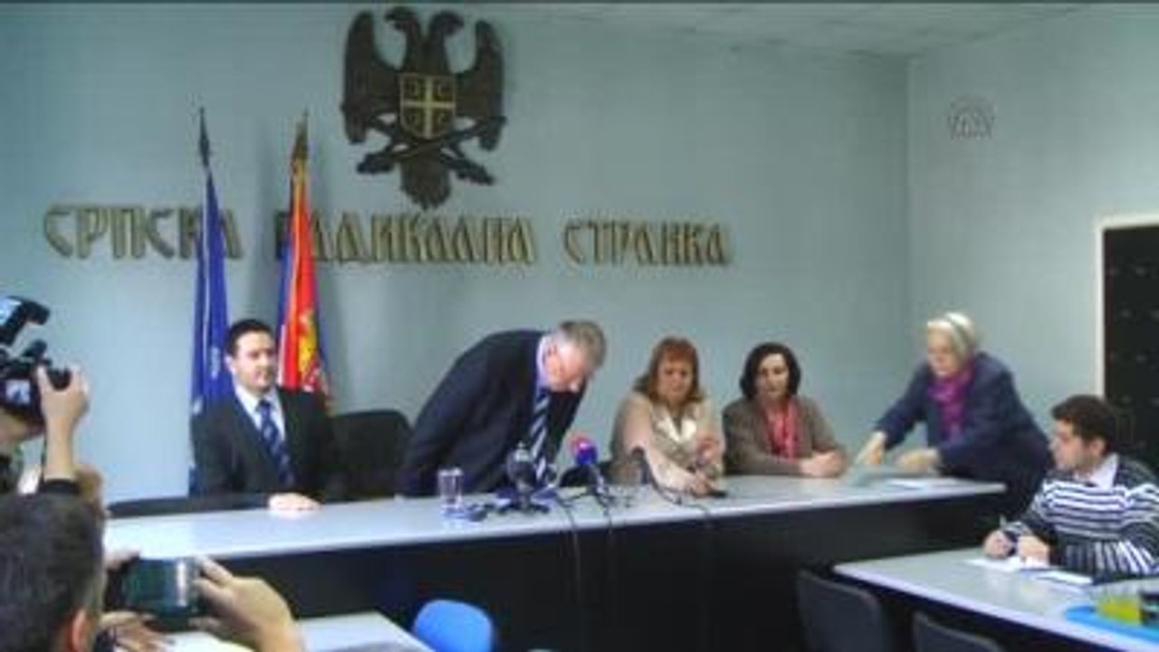 Sırp Lider Şeşely, Lahey Mahkemesine "Rest" Çekti