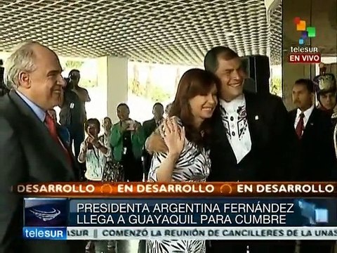 Cristina Fernández llega a Ecuador para participar en cumbre de UNASUR