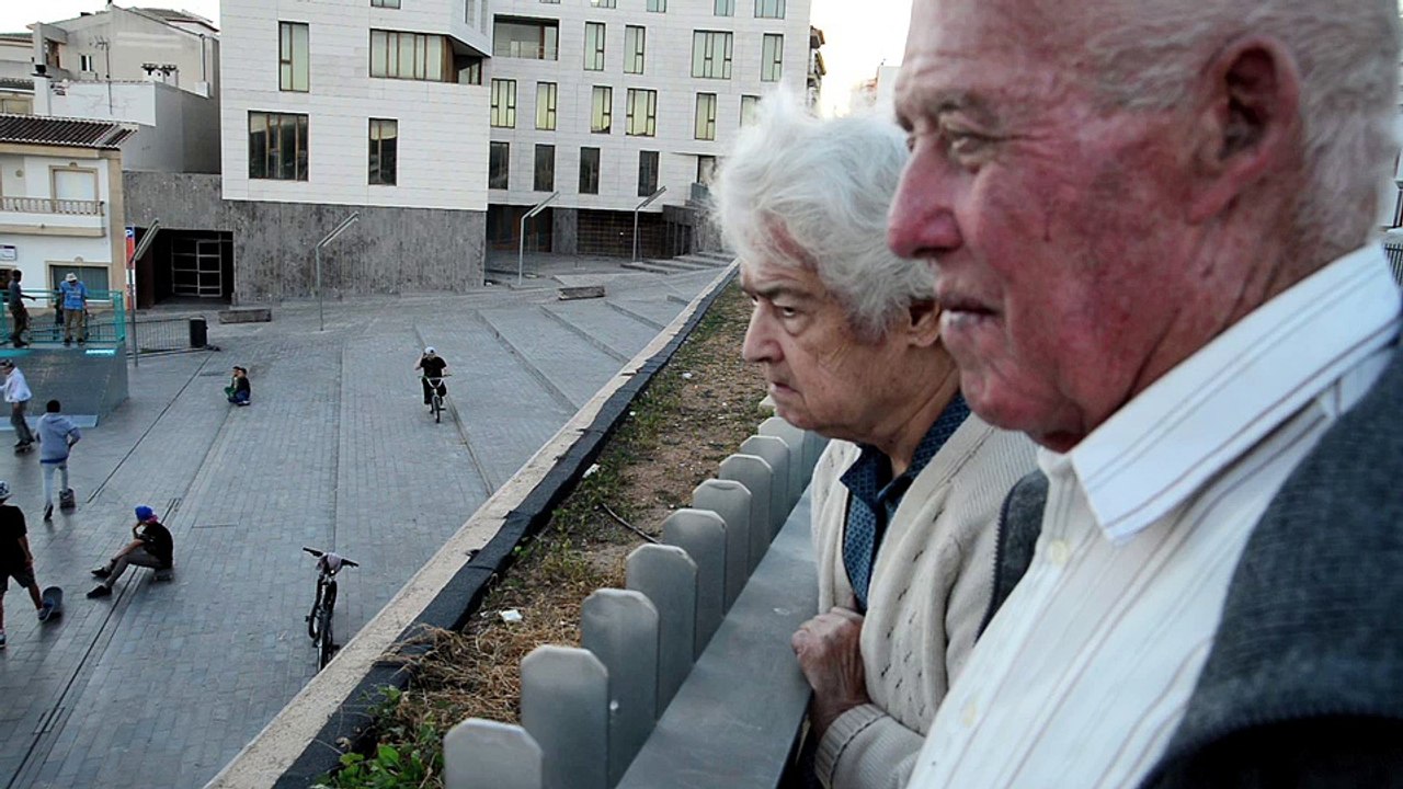 ©Vicenta y Bartolomé  dan un paseo  hasta el skatepark antes de cenar apptv