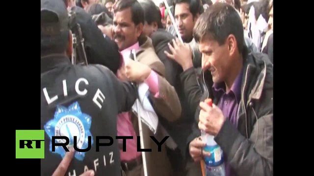 Pakistan BLIND protesters SHOVED by police in Lahore