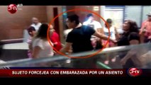 Registran pelea entre mujer embarazada y un joven en el Metro de Santiago - CHV Noticias