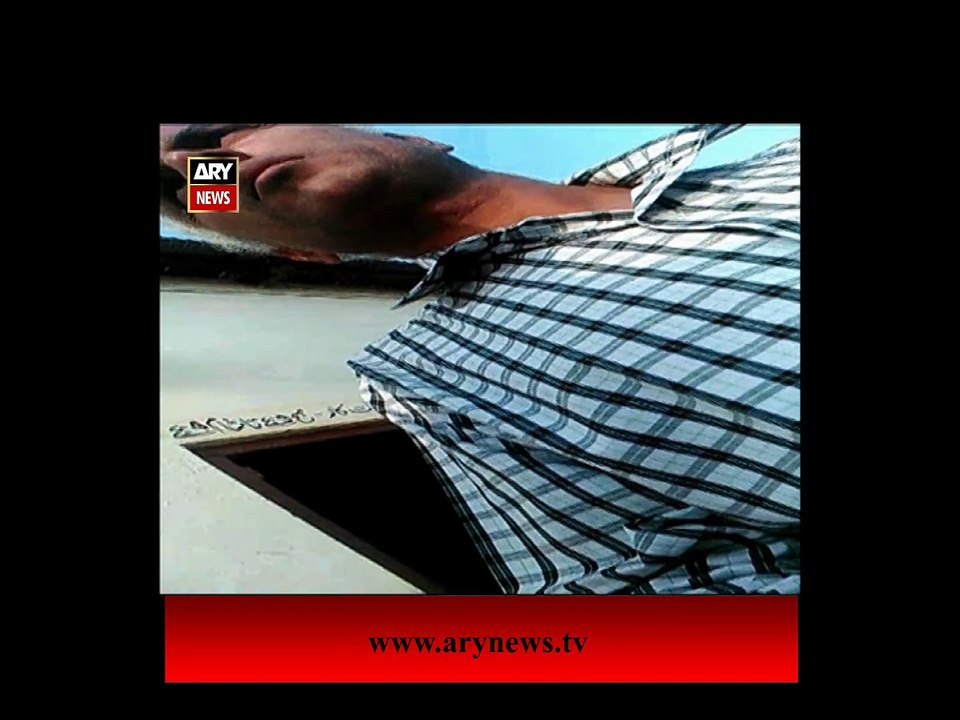 Railways Official Caught Taking Bribe In Sar-e-Aam - Clip 2