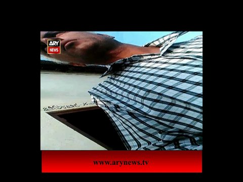 Railways Official Caught Taking Bribe In Sar-e-Aam - Clip 2