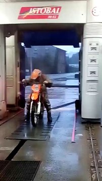 Motorla Araba Yıkama Makinesine Girmek - Araba Tutkum