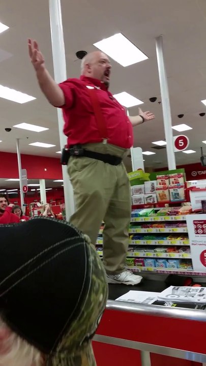 Le manager de ce magasin prépare ses employés pour le BLACK FRIDAY... Discours de guerre!