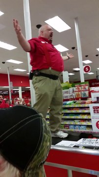 Le manager de ce magasin prépare ses employés pour le BLACK FRIDAY... Discours de guerre!