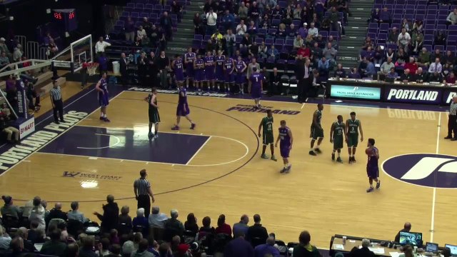 Un joueur de Basket-ball fait semblant de serrer la main, vole le ballon et dunk.