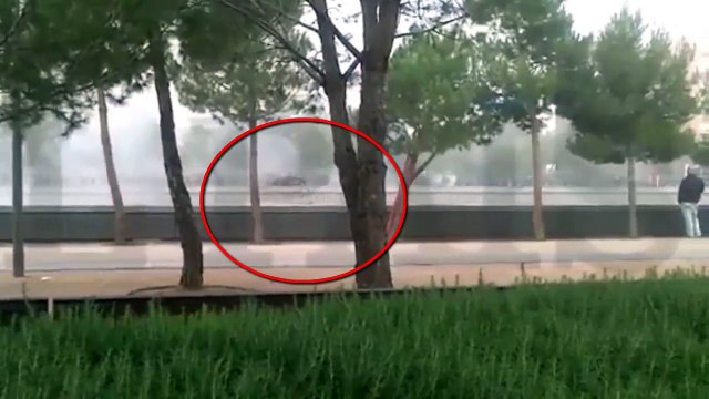 Un homme tué par des Hooligans : Des fans de foot brésiliens jettent un gars par dessus un pont.