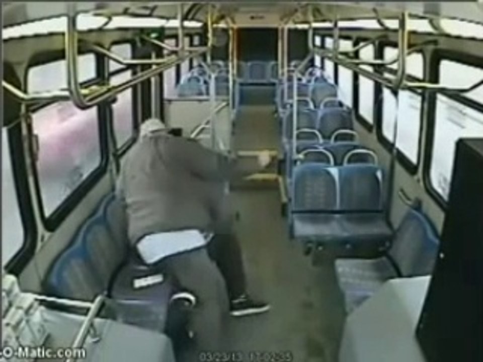 Un passager tabassé par le chauffeur du bus parce qu'il pose trop de questions