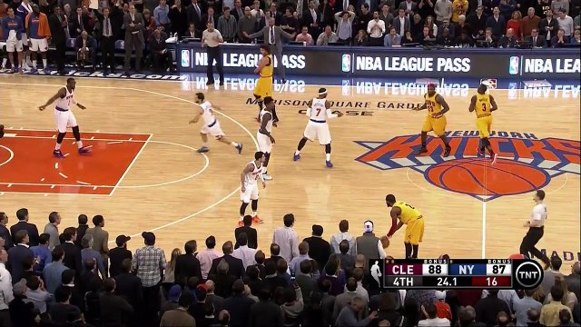 Kyrie Irving énervé par le temps-mort de David Blatt