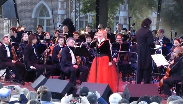 Ольга Кормухина В красном