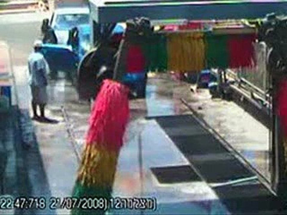 Destruction d'une station de lavage auto