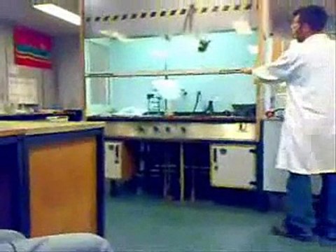 Expérience de chimie explosive