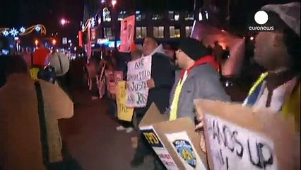 Демонстранти в Нью-Йорку вимагають покарати поліцейського