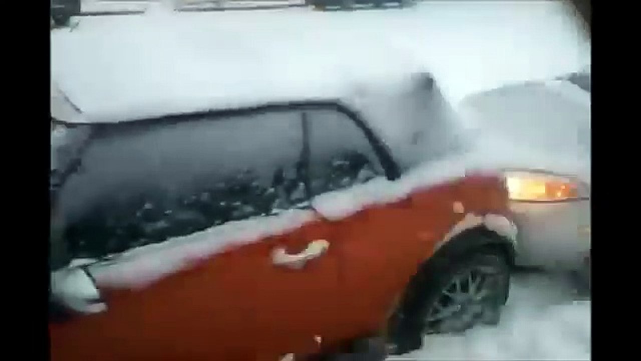 Dunya News - Cars slip, slide and spin On Icy Street