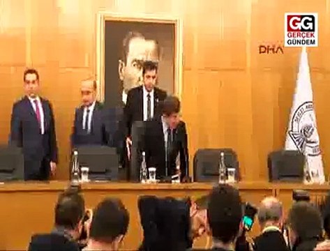 DAVUTOĞLU HAVALİMANINDA GAZETECİLERİN SORULARINI YANITLADI