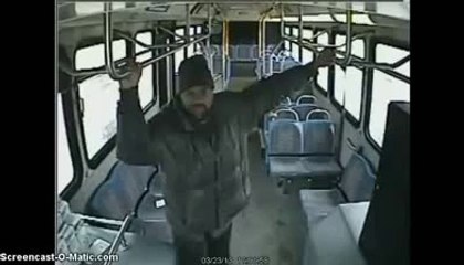 Tabassé par le chauffeur de bus car il posait trop de questions.