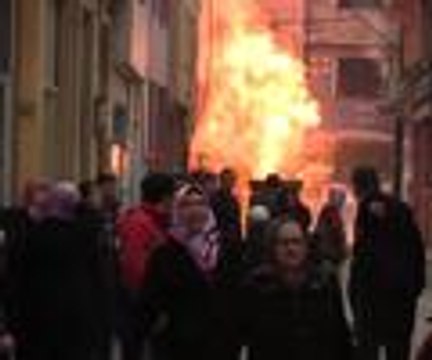 Alevler bina boyunu aştı