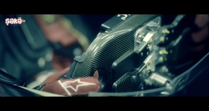 F1 Aracının Üstünden Tırla Atlamak