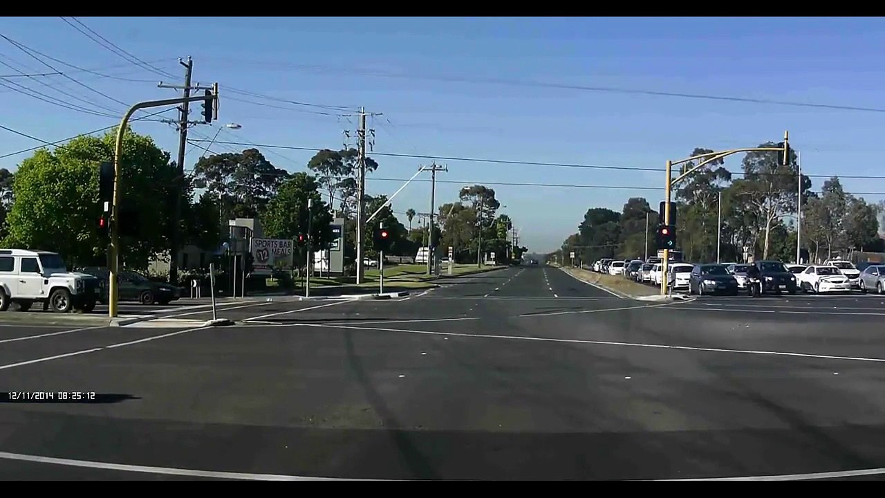 Un motard rate completement son virage a une intersection
