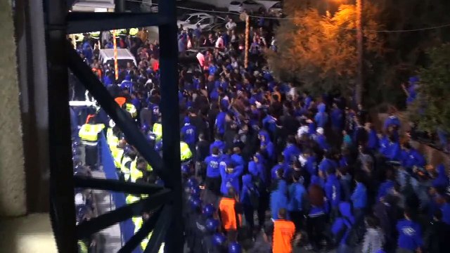 Πολύς κόσμος έξω από τα αποδυτήρια