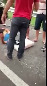 Un dealer plante sa caisse et éparpille toute sa weed sur la route