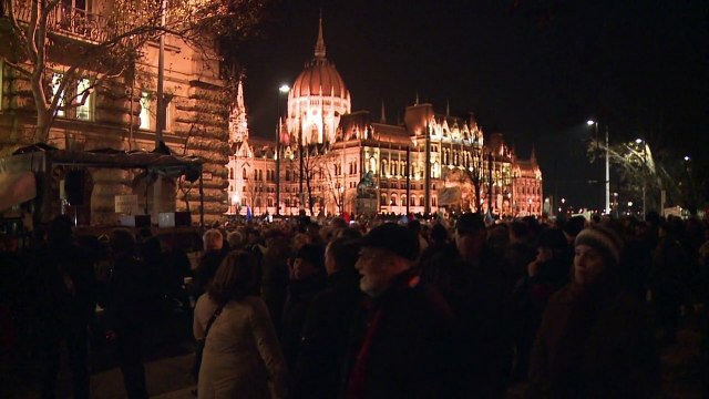 Thousands march in Hungary in anti-graft protest