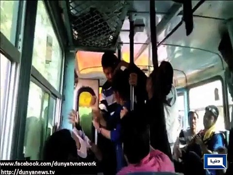 Indian Girls beat up molesters in bus, passengers merely look on