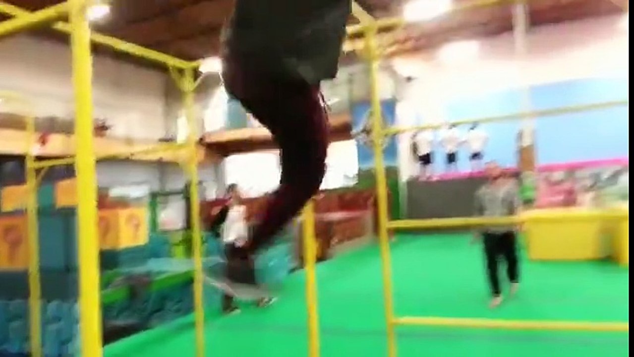 Maymun Bu Adamın Yanında Halt Etmiş.. ))