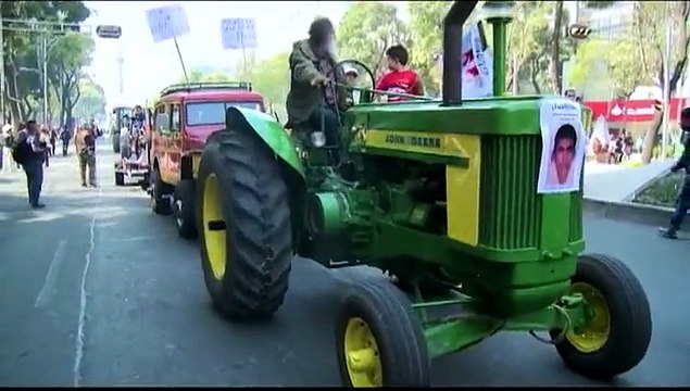 Peasant farmers block Mexico City streets in support of Ayotzinapa