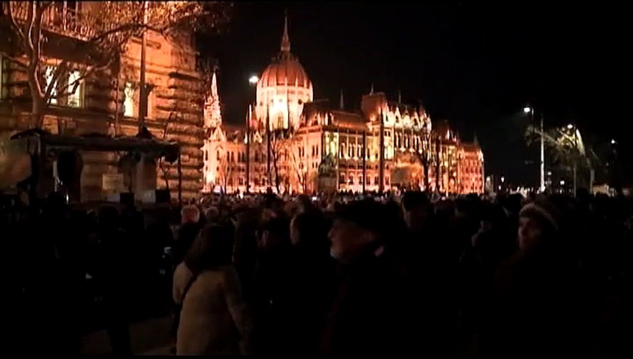 Thousands protest corruption in Hungary